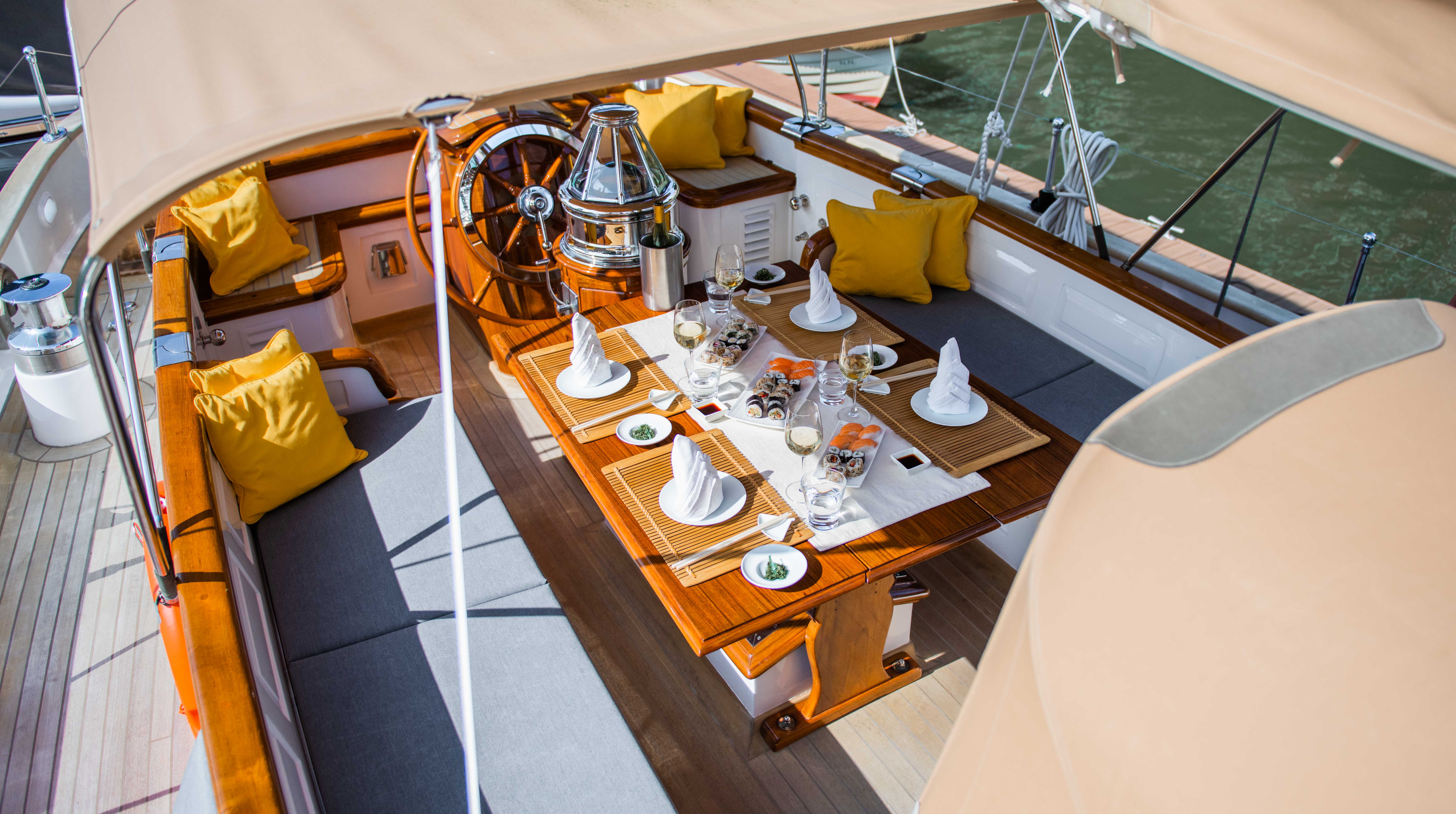 alfresco dining on deck.jpg
