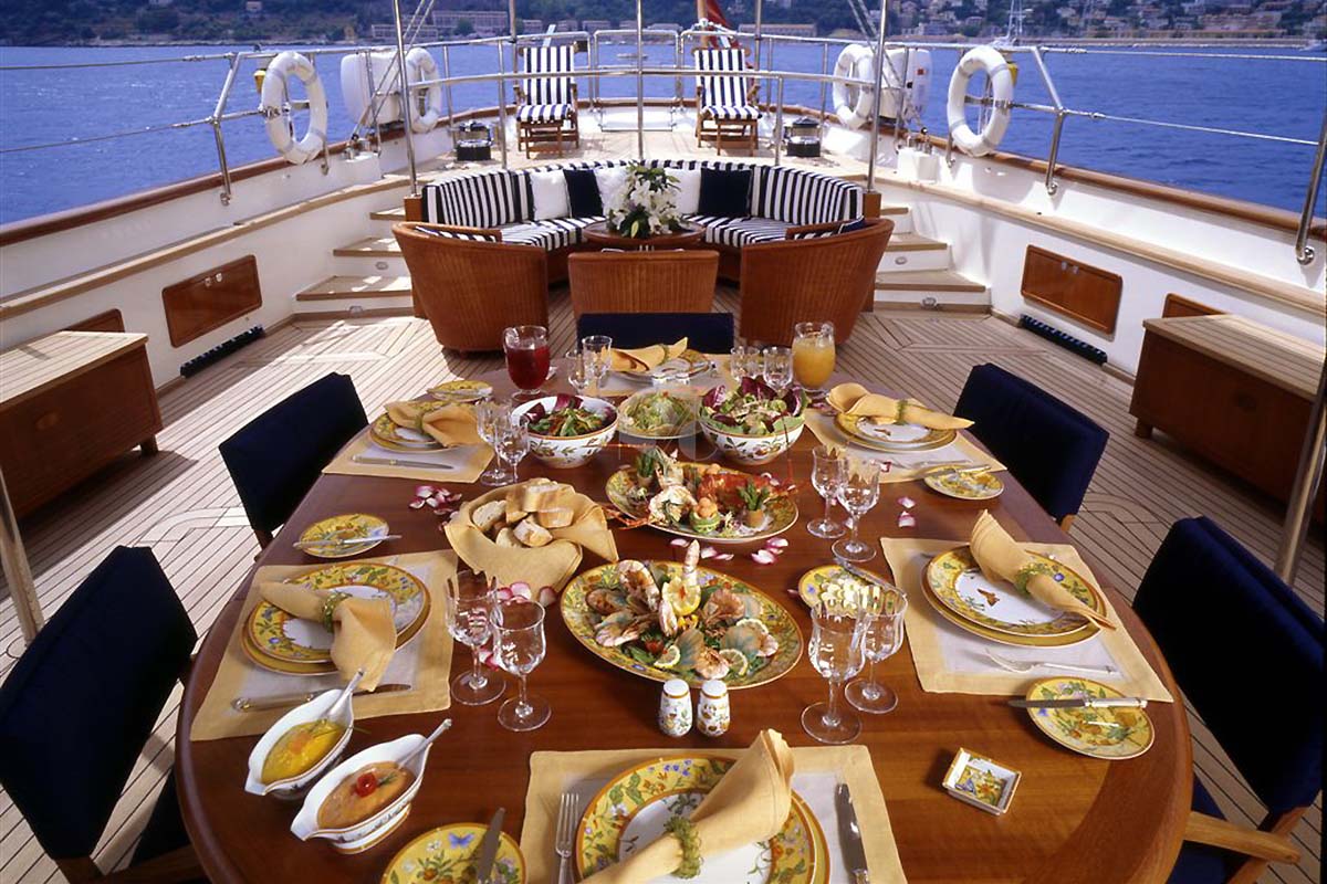 10-Ellen-al-fresco-dining-table.jpg