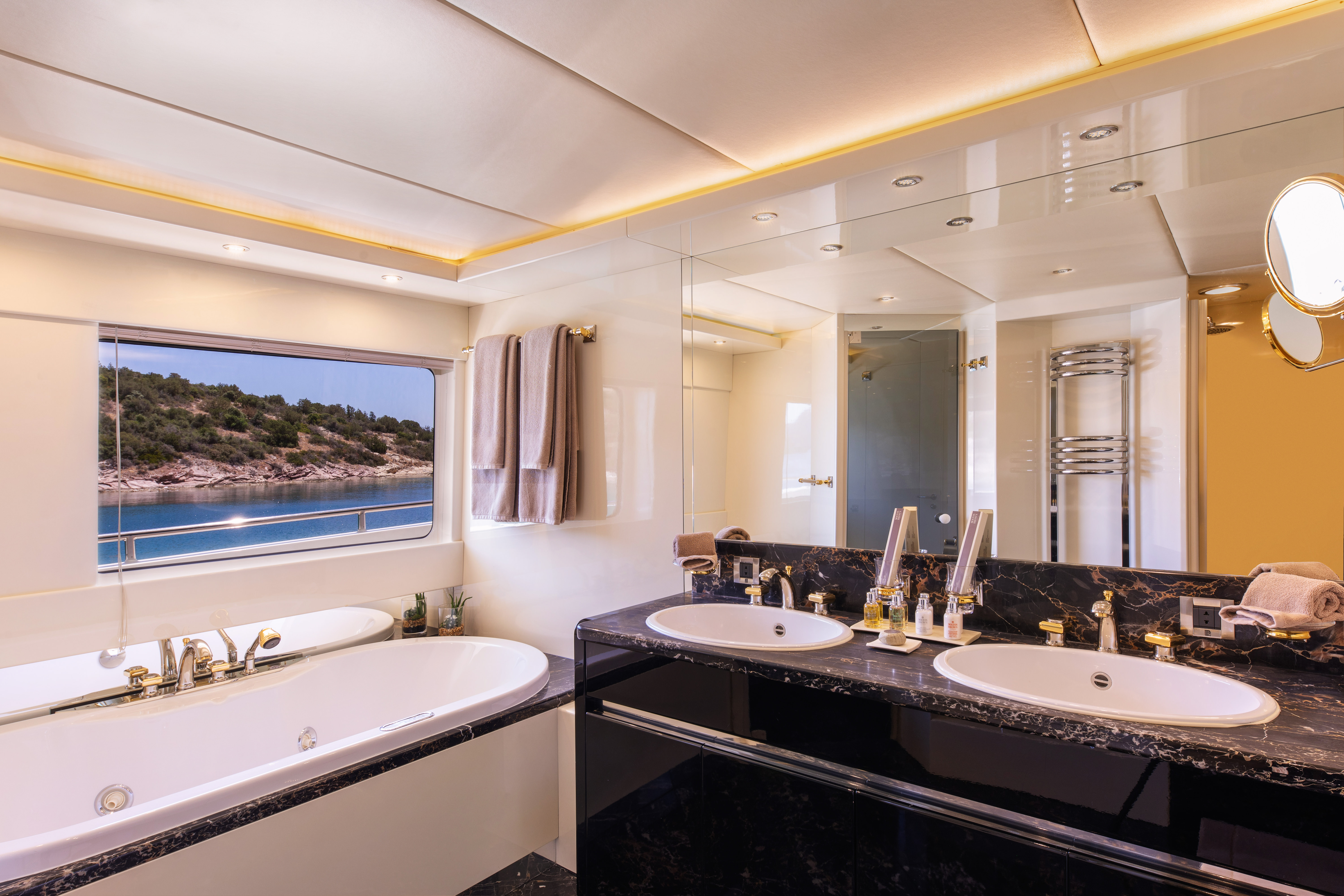 11.Main Deck - Owner's Cabin.jpg