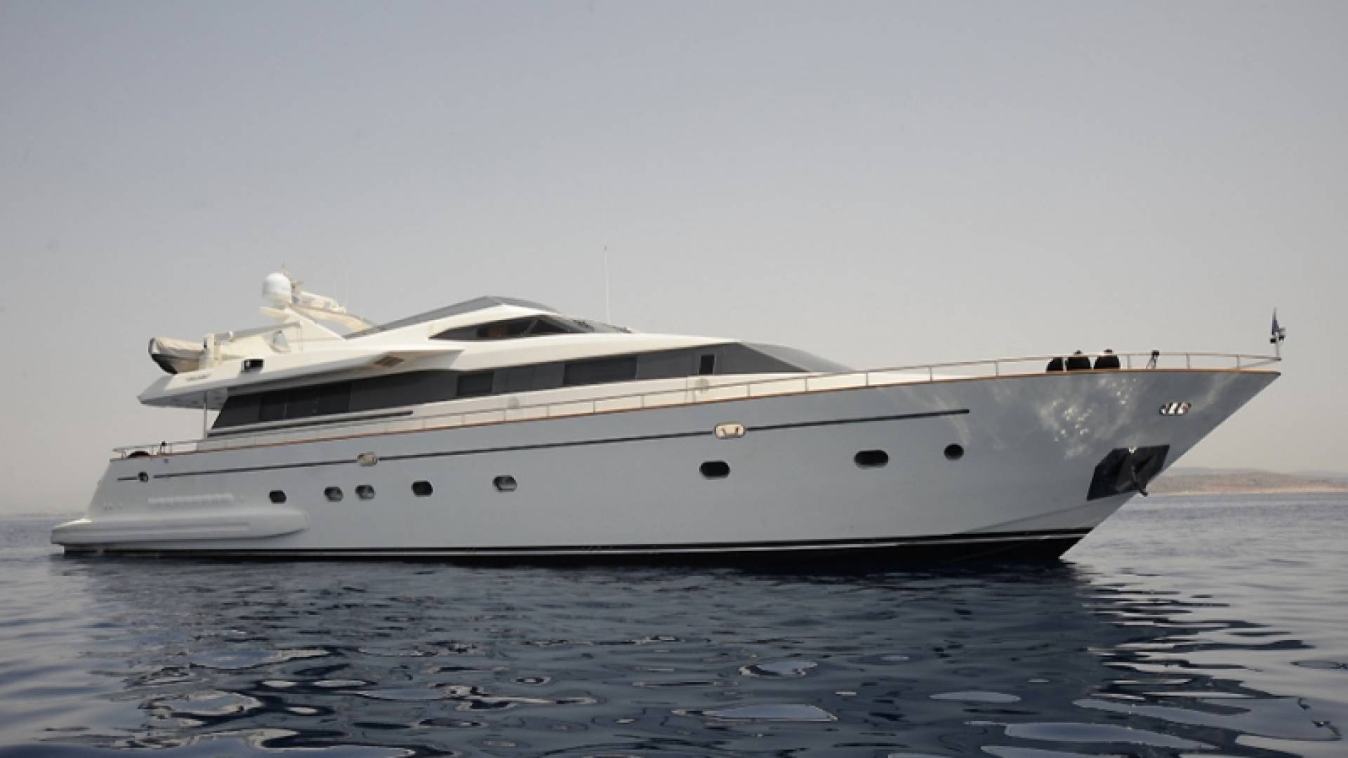 1ed51-charter-motor-yacht-falcon-90-athens-greece-01.jpg