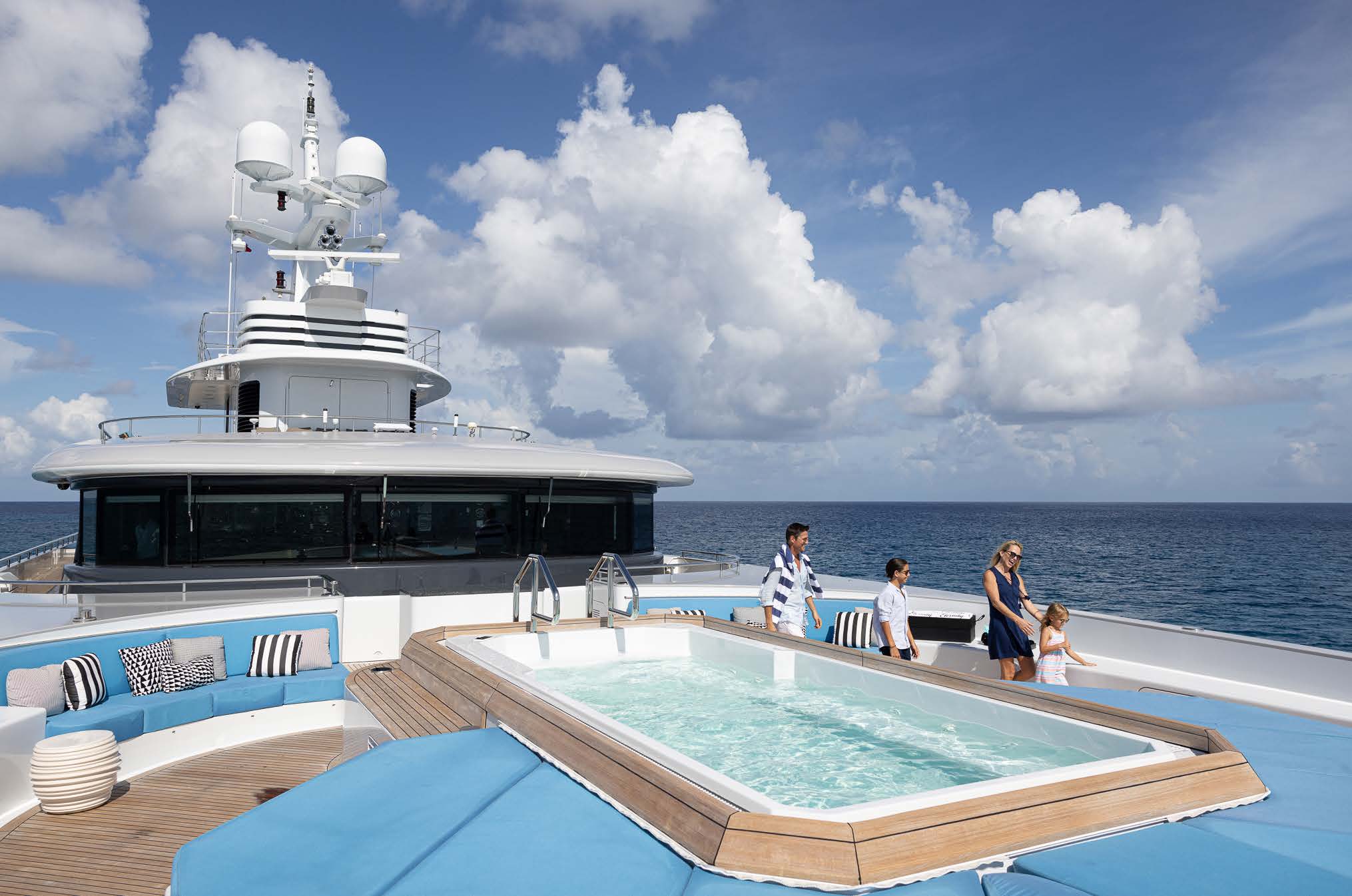 201 Deck jacuzzi.jpg