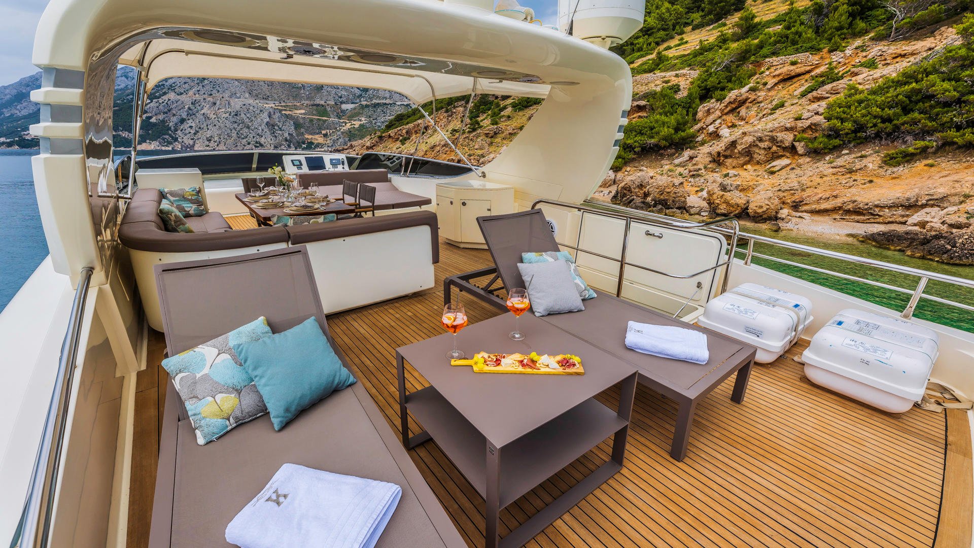 202 Flybridge sun beds.jpg