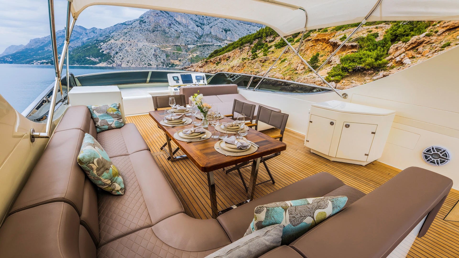 203 Flybridge dining.jpg