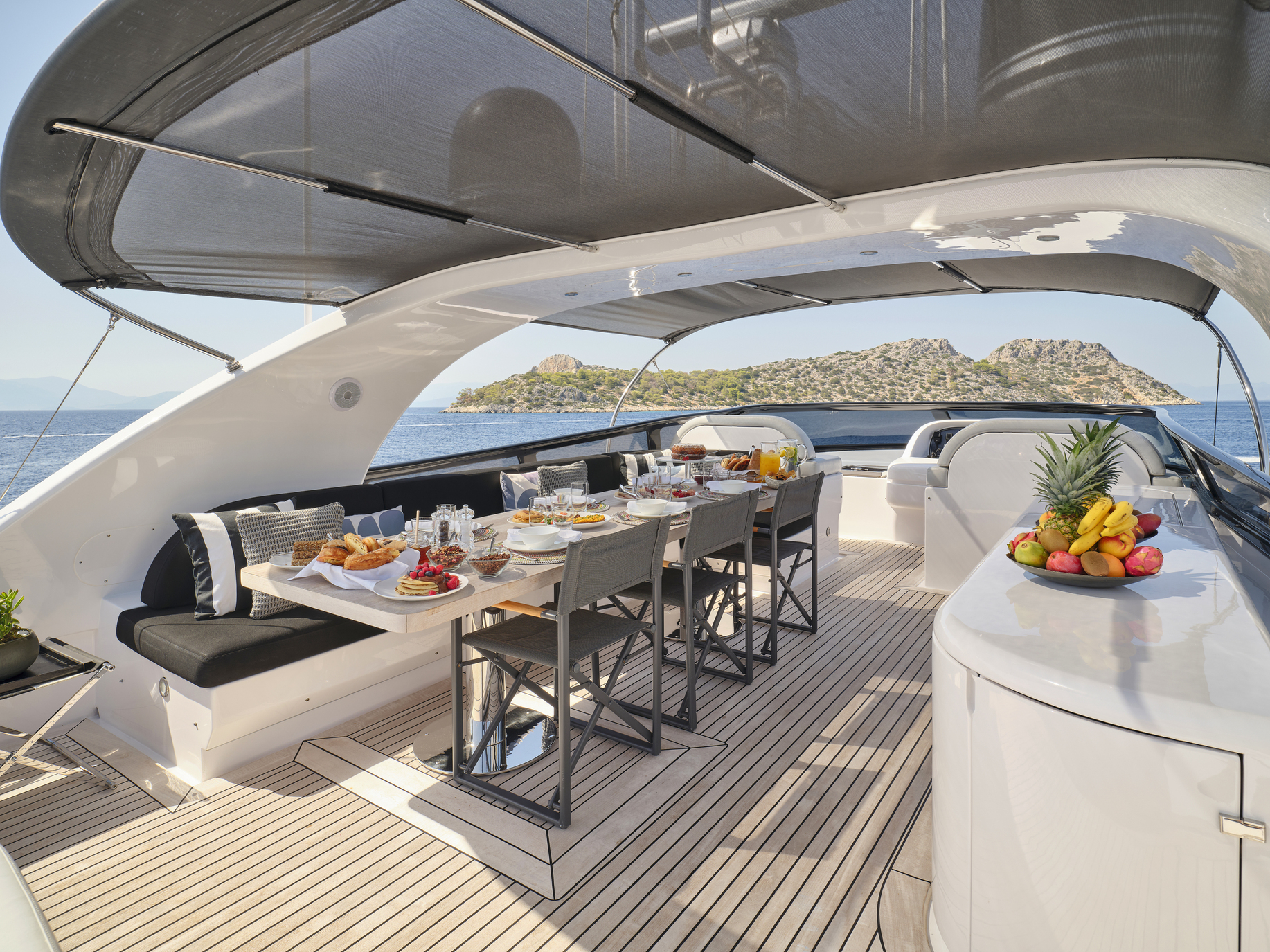 204 Dining on the flybridge deck.jpg