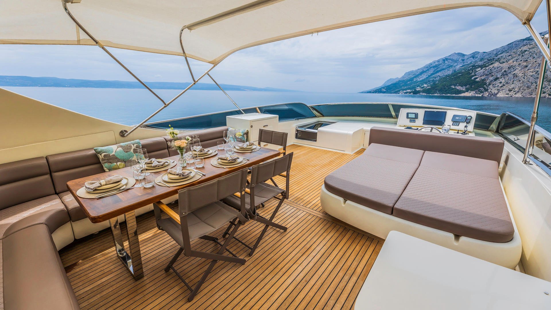 204 Flybridge dining and sun bed.jpg