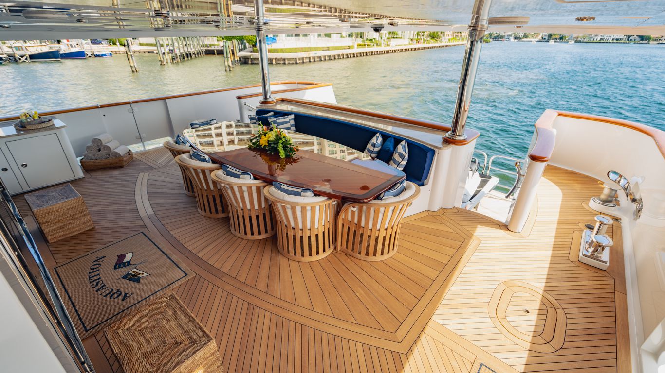206 Outdoor dining on Main deck.jpg