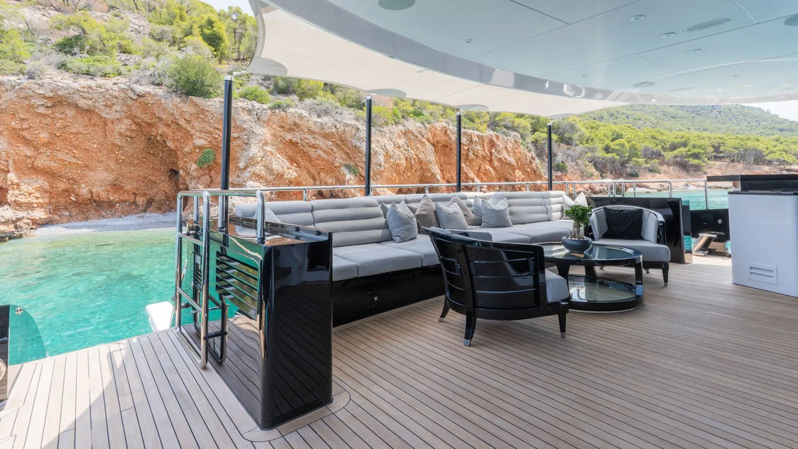 207 Main deck seating alternative view.jpg