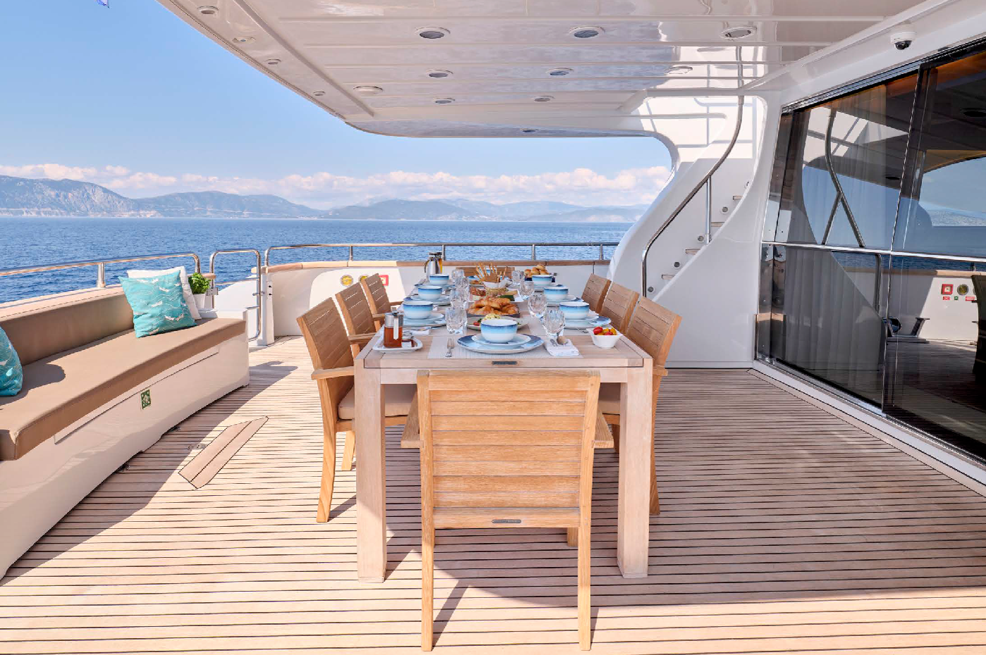 208 Dining on Main deck.png