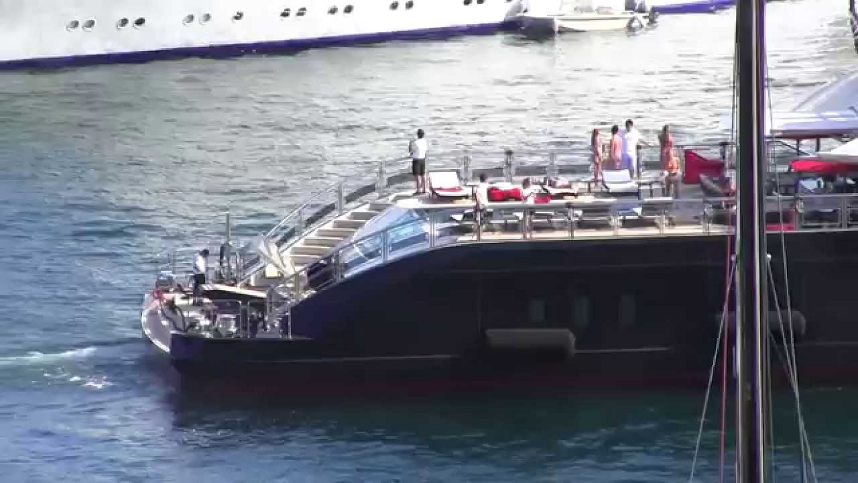 ALFA NERO entering port of Monaco.jpg