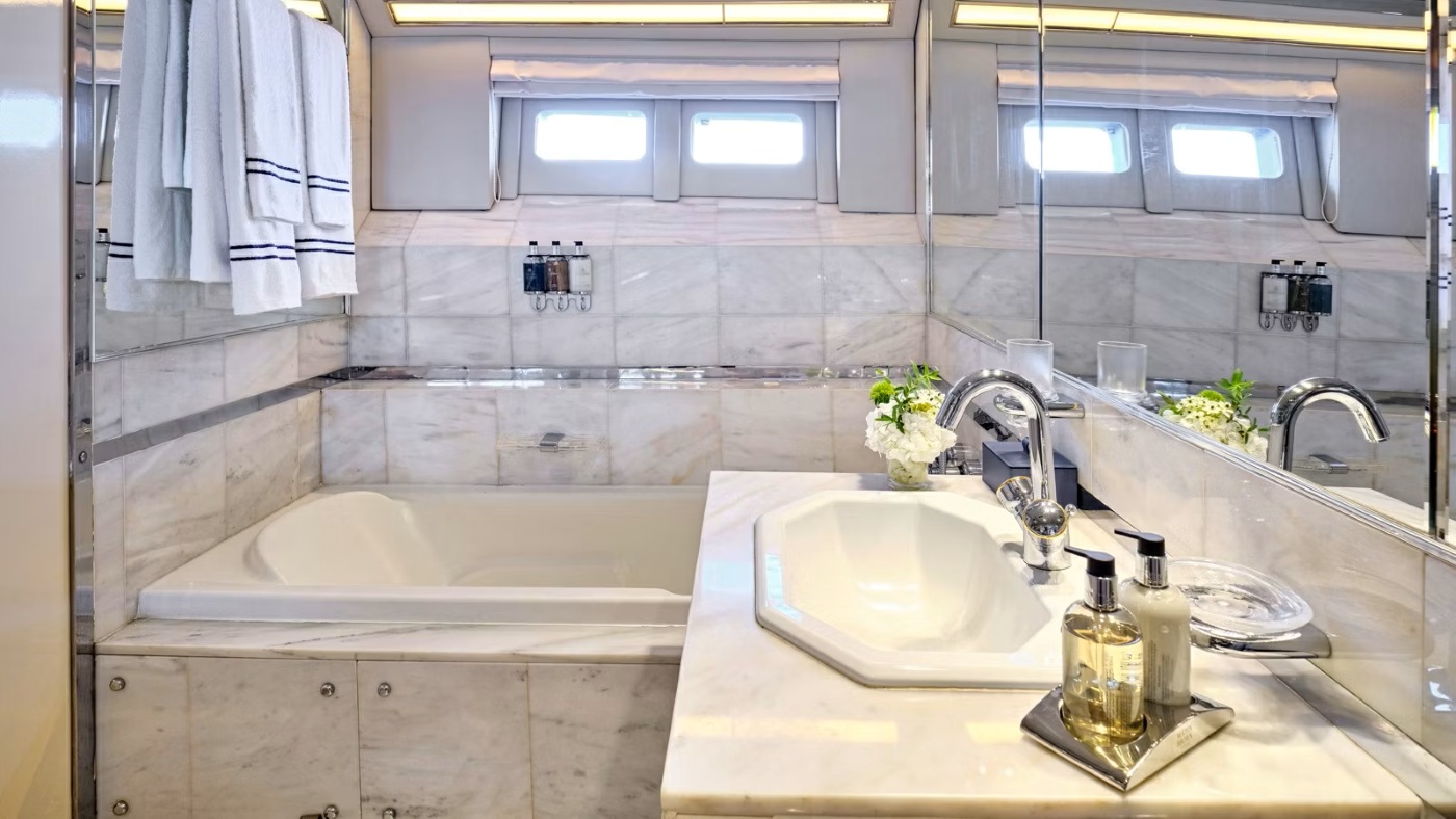 Bathroom Area 01.jpg