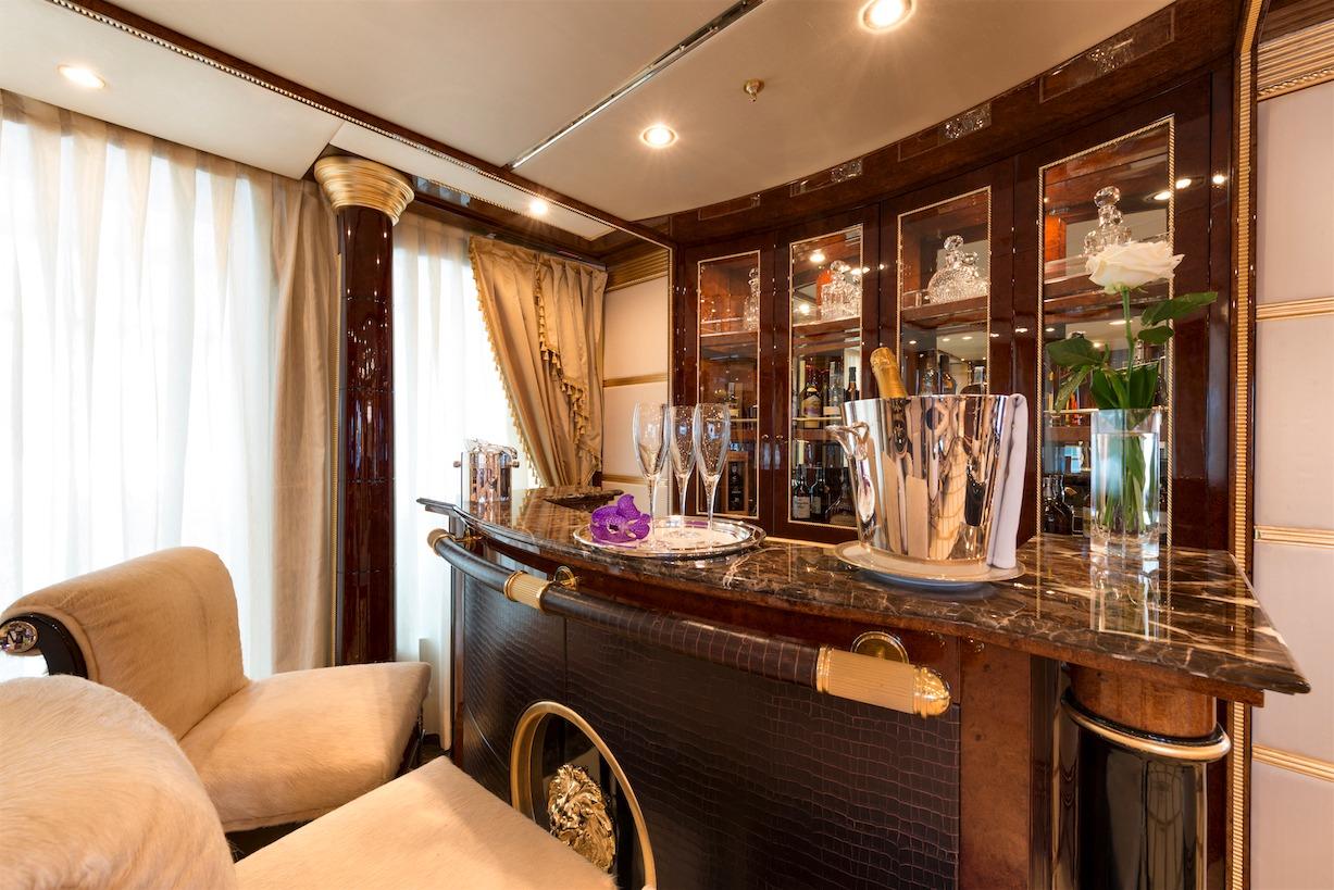 Interior 1.jpg
