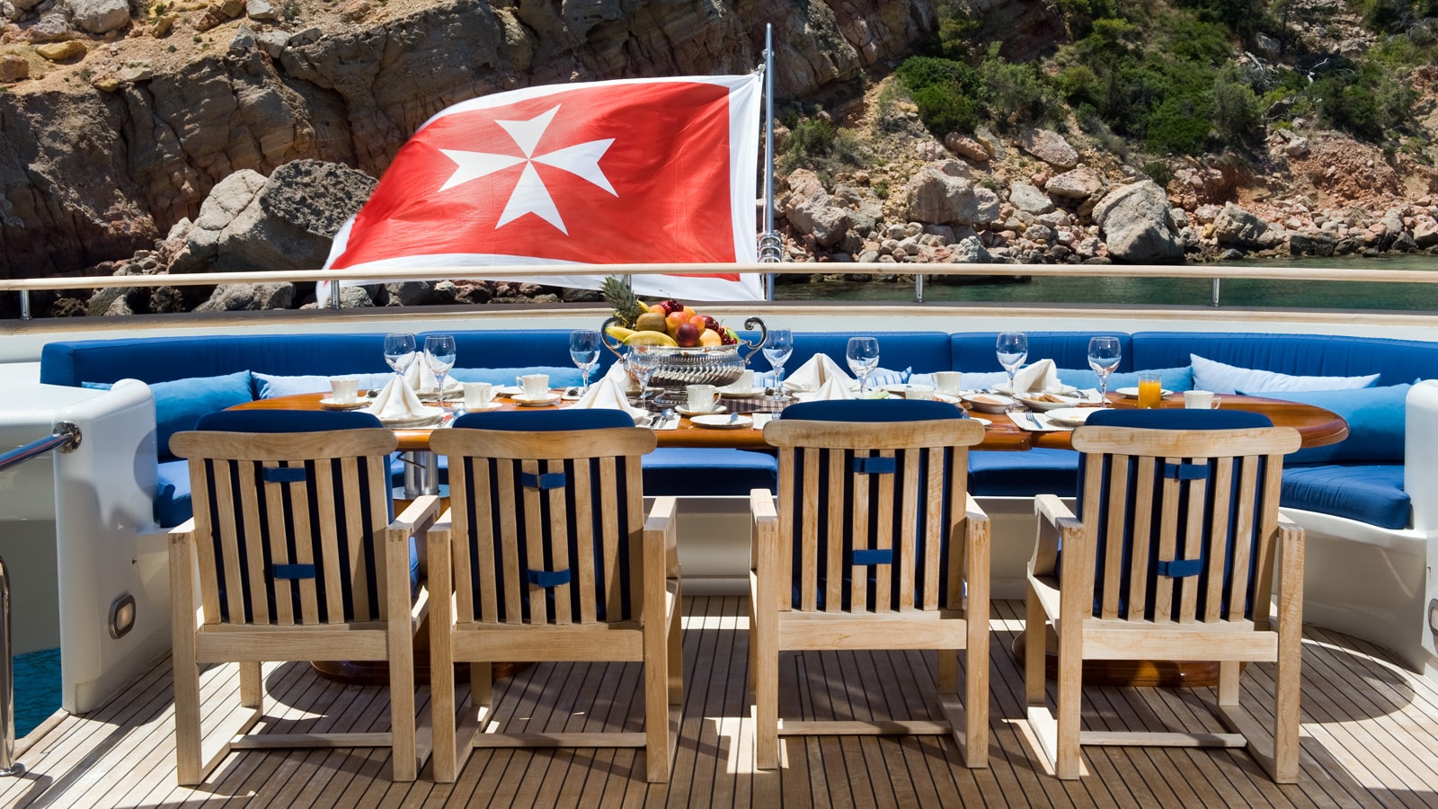 Intermarine-42m-JAAN-Upper-Deck-Al-fresco-Dinning.jpg