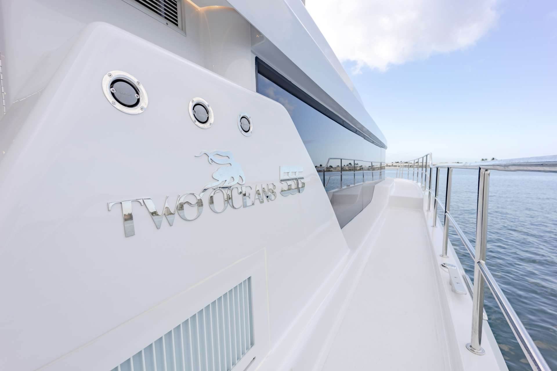 Luxury yacht EARNOUT (sistership).jpg