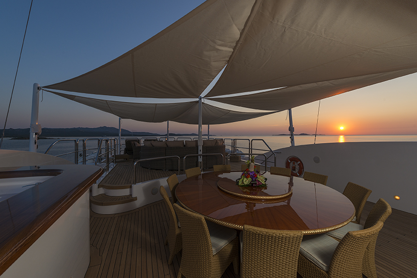 Outdoor area at night 10.jpg
