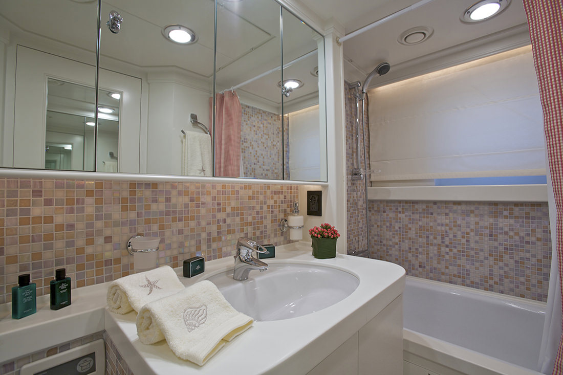 VIP cabin ensuite..jpg