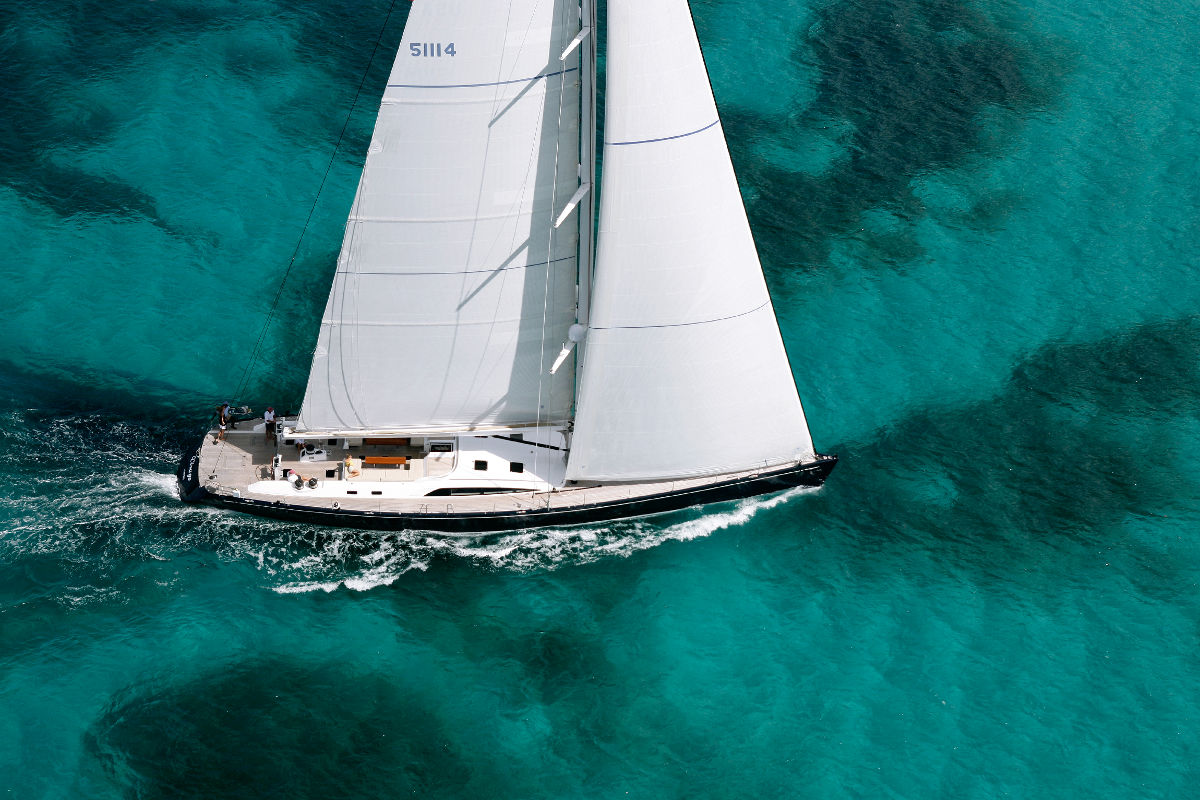 Virago_sailing_close-up.jpg
