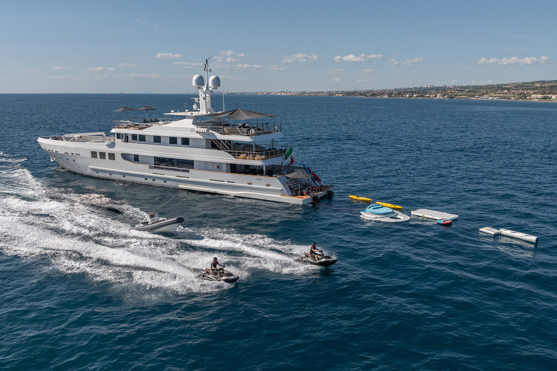 Yacht R23 with toys.jpg