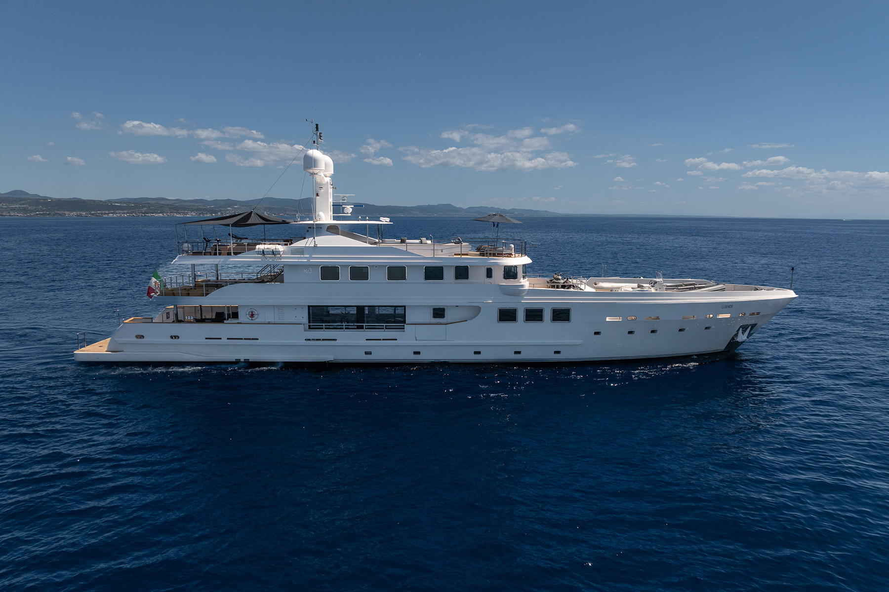 luxury yacht R23.jpg