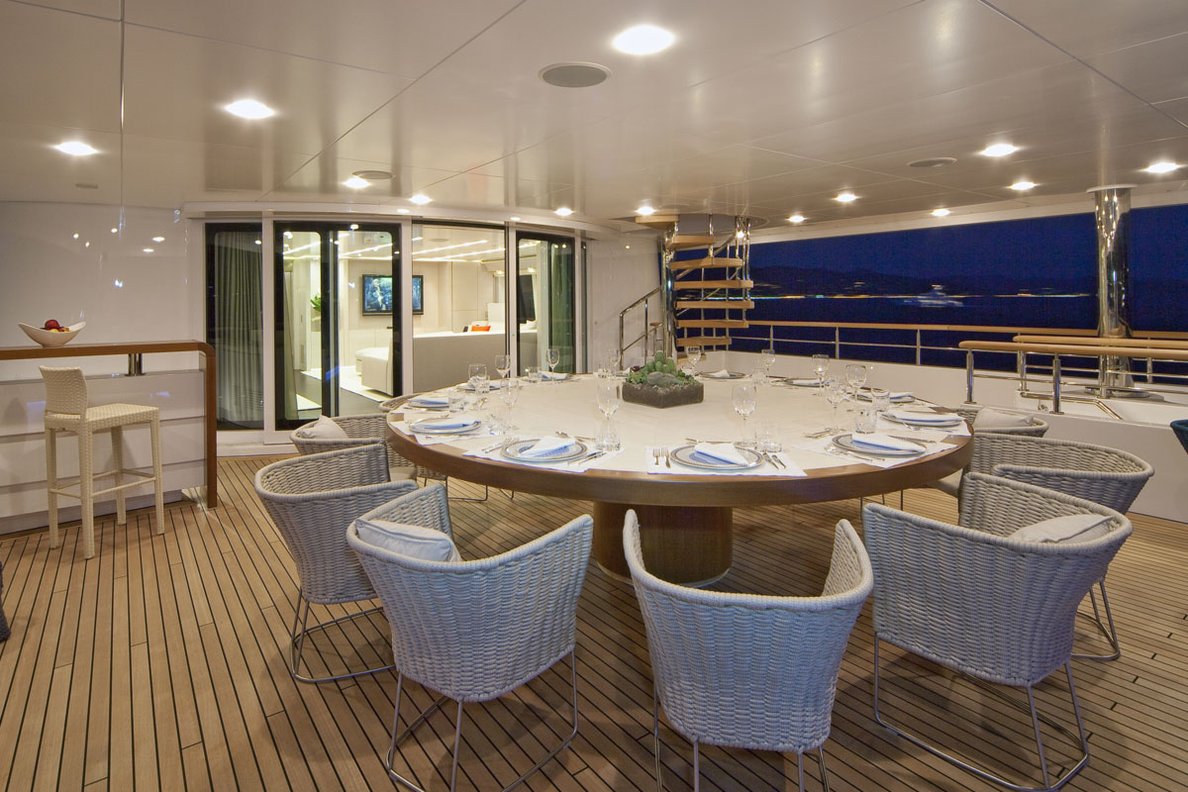upper deck alfresco dining.jpg