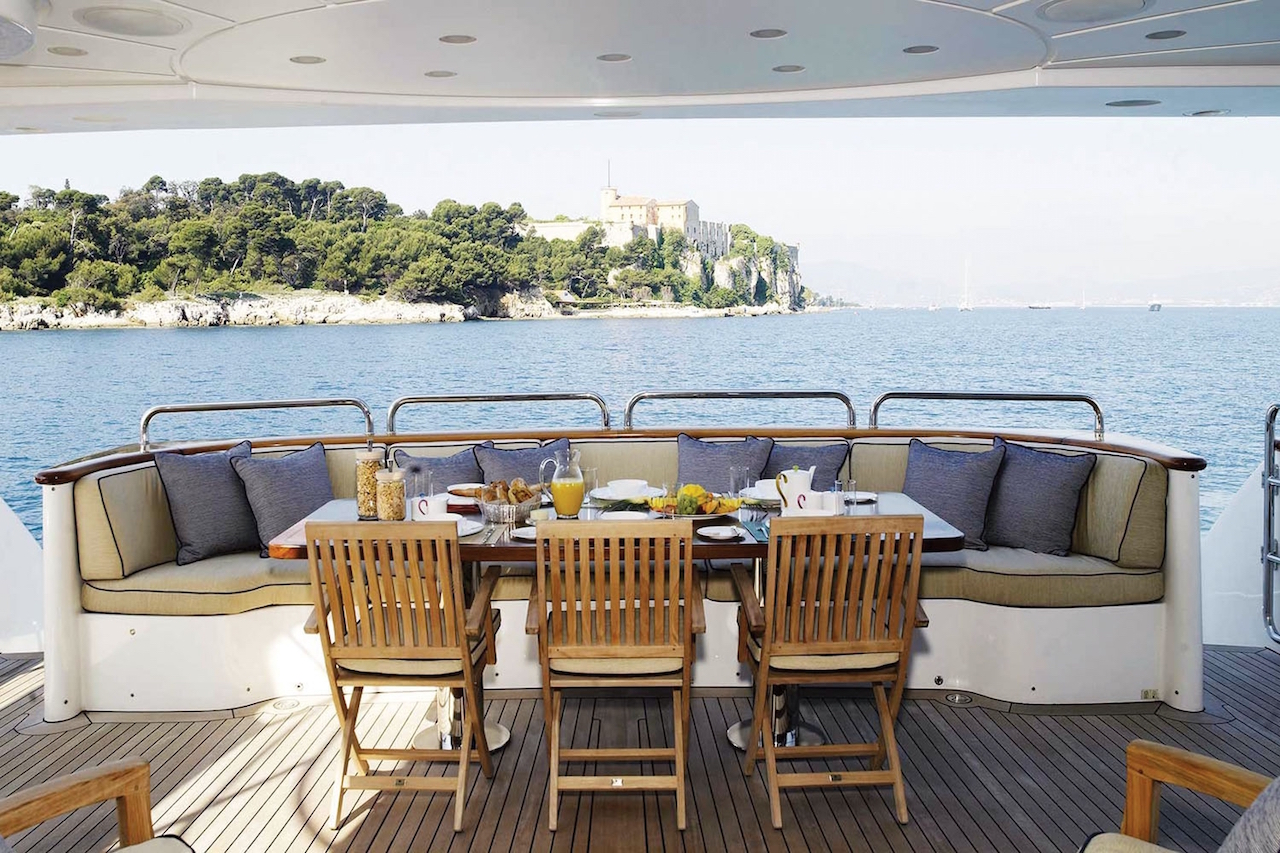 yacht-red-anchor-ypi-exterior-2.jpg