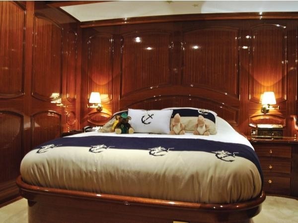 [34m-Yacht-BLUE-EYES]-6795-138.jpg