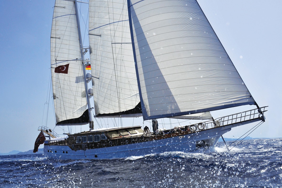 [34m-Yacht-BLUE-EYES]-6795-156.jpg