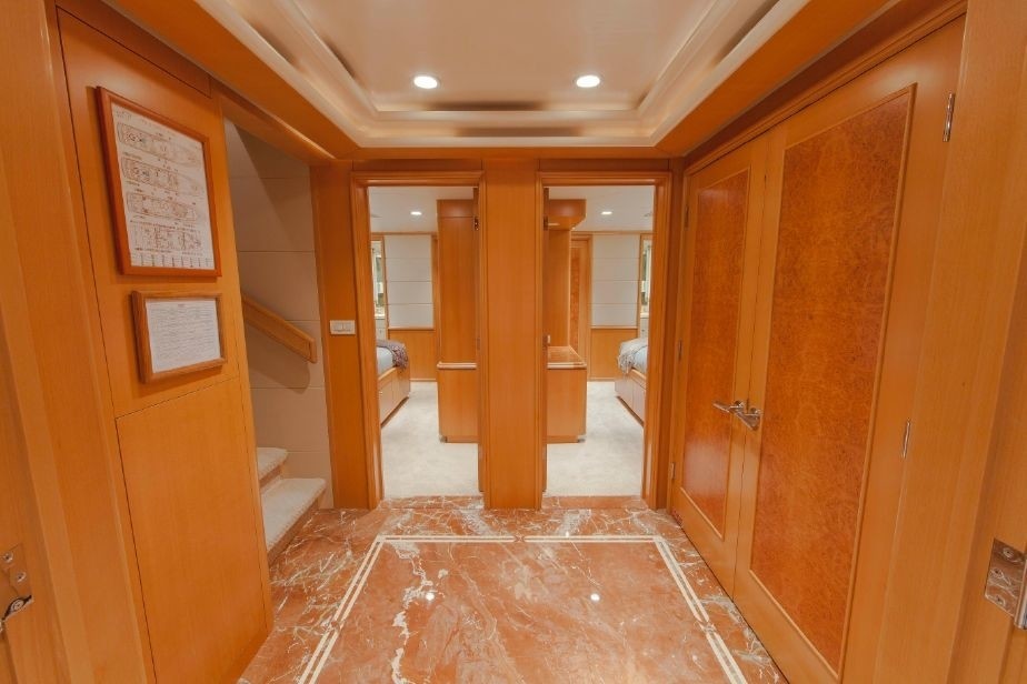 [37m-Yacht-LOOSE-ENDS]-6204-136.jpg