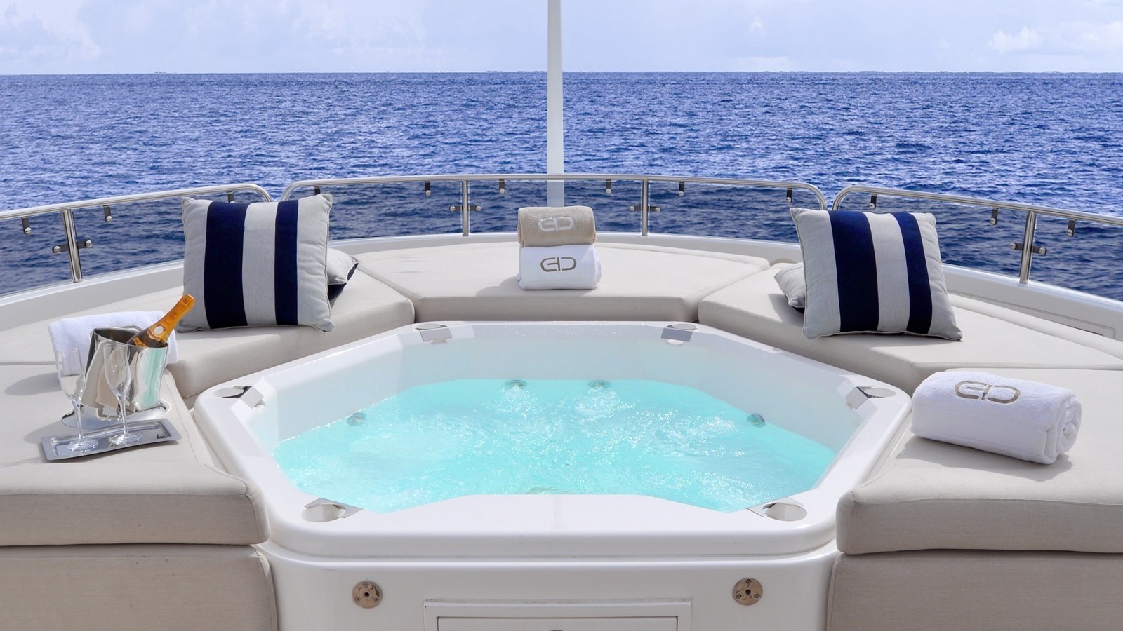 [40m-Yacht-CHIQUI]-6396-93.jpg
