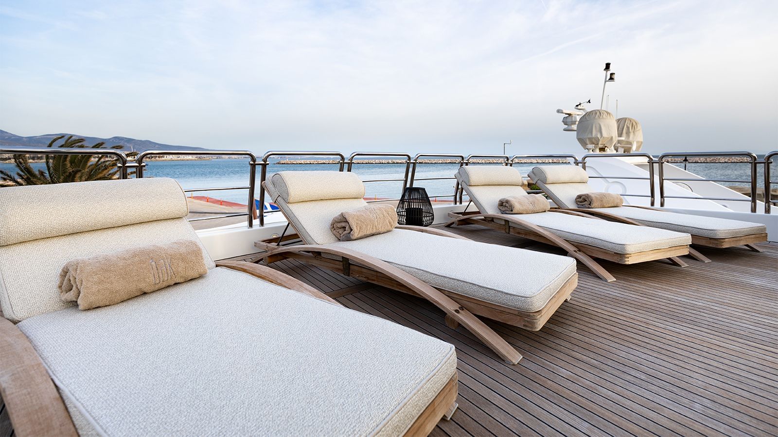 2.5 Flybridge sun loungers.jpg