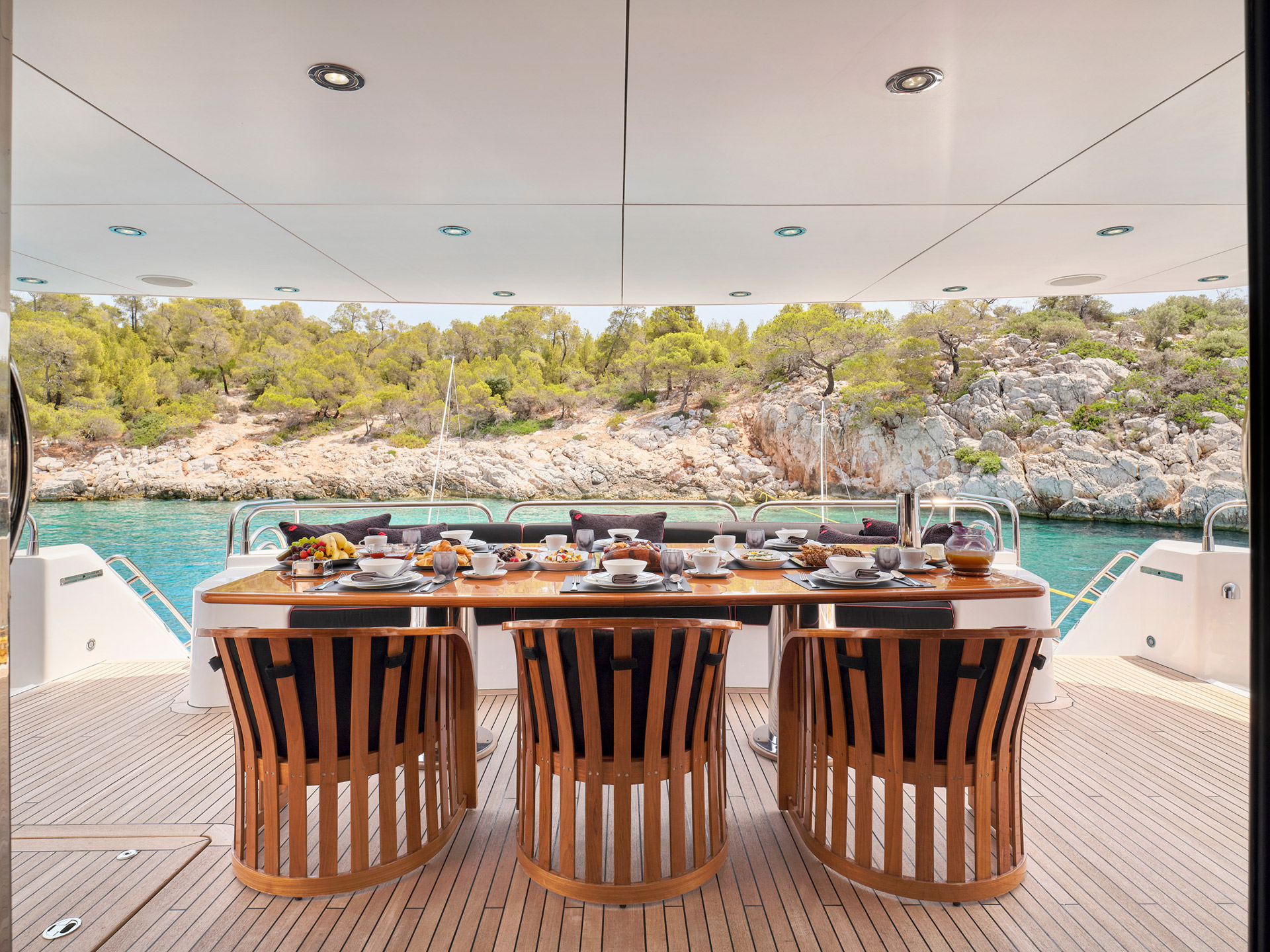 2.9 Main deck aft dining view to stern.jpg