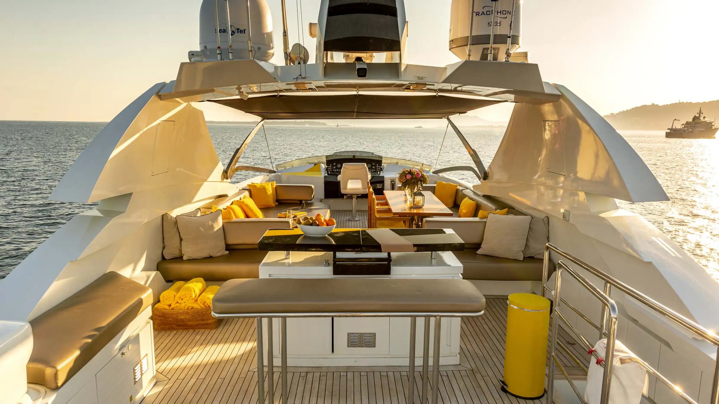201 Flybridge deck.jpg