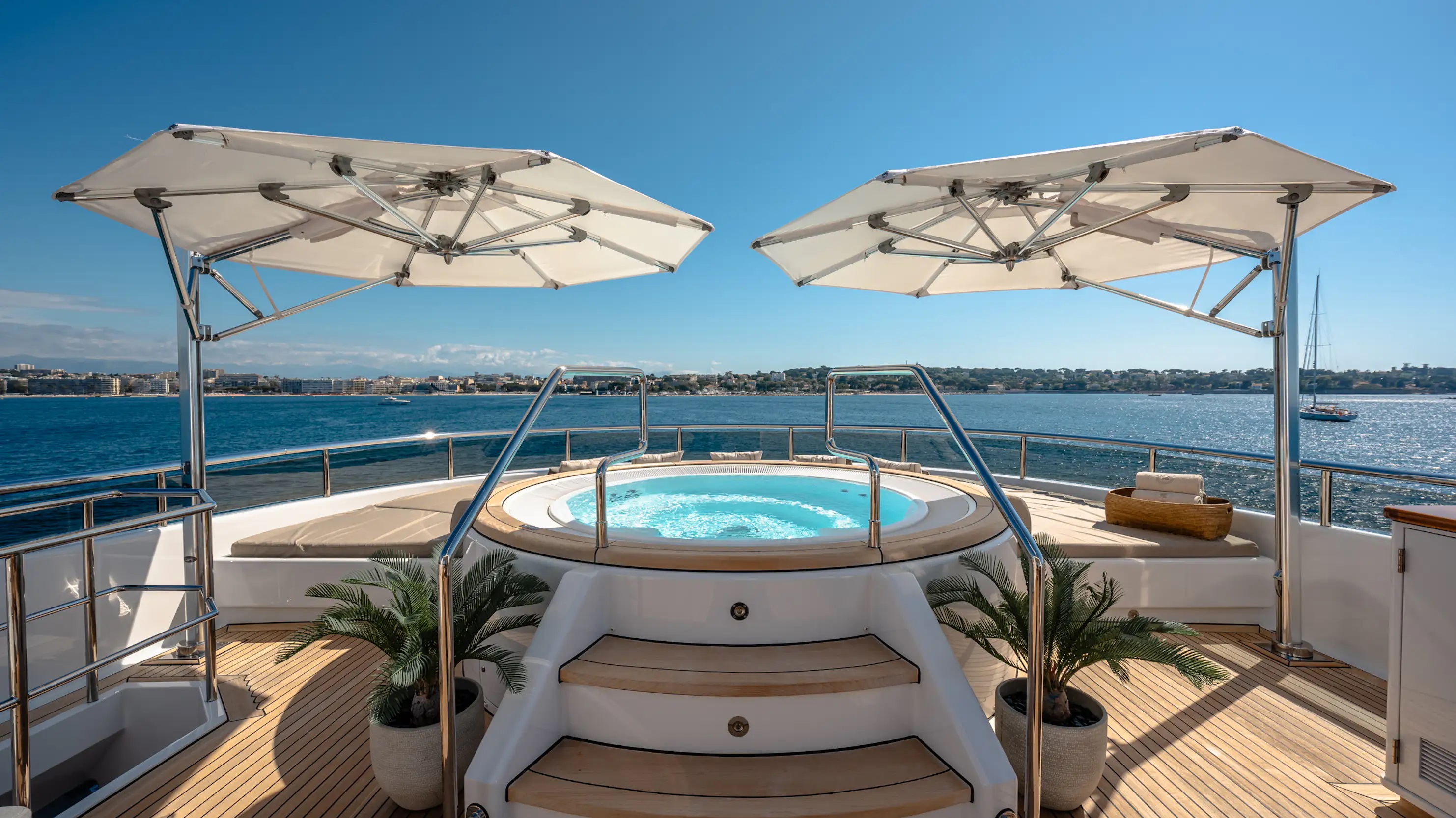 203 Jacuzzi on Sun deck.jpg