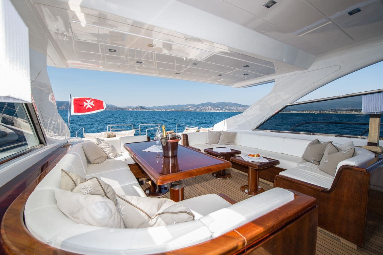 205 Outdoor lounge.jpg