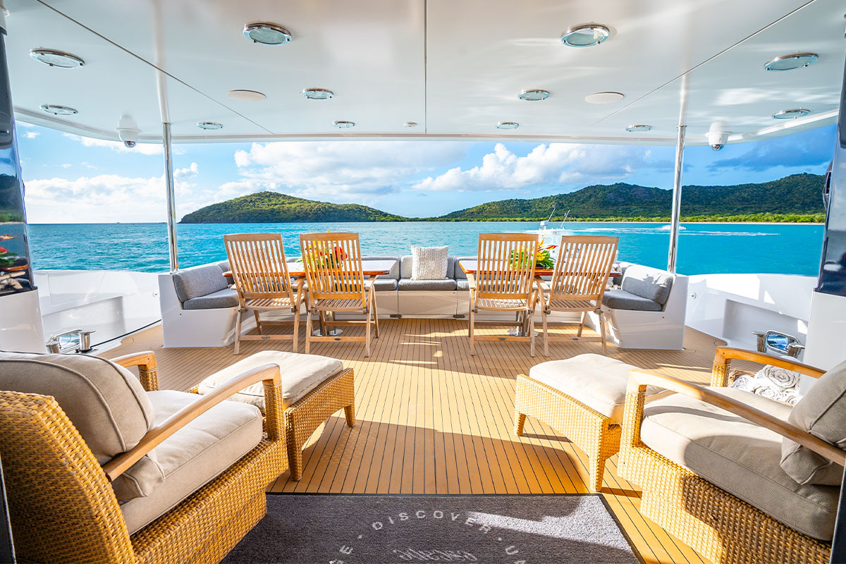 206 Main deck dining and seating.jpg