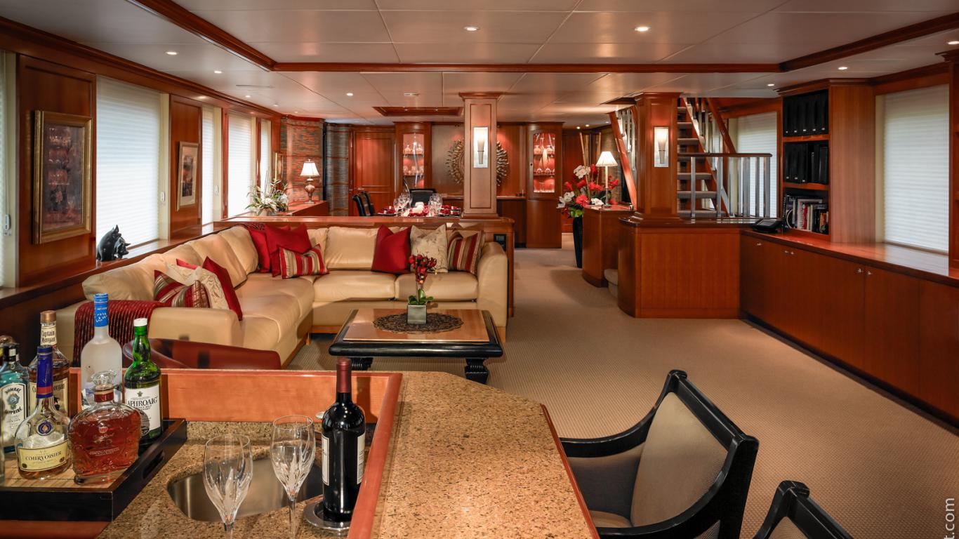 302 Main deck salon.jpg