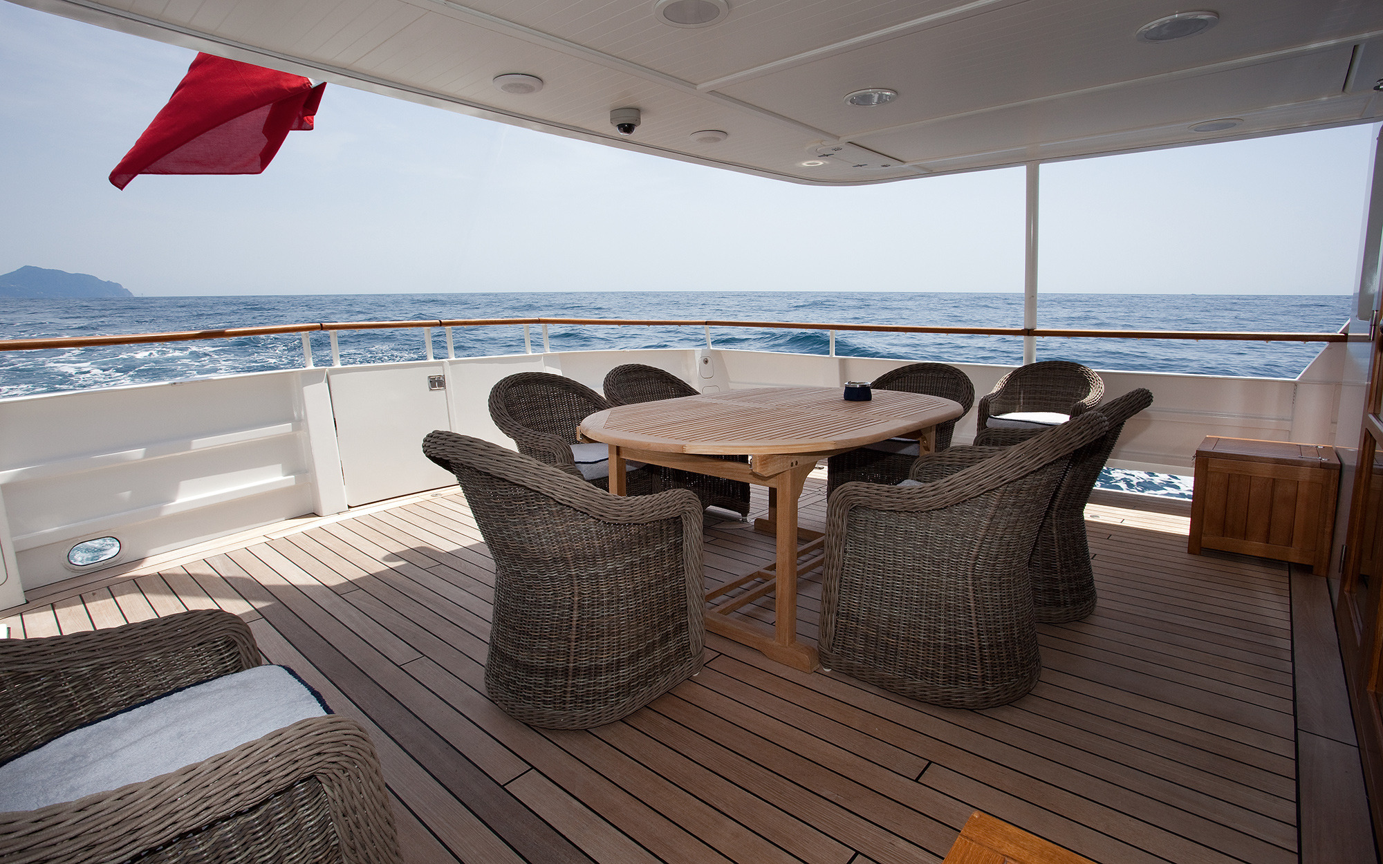 Alfresco dining aft deck.jpg