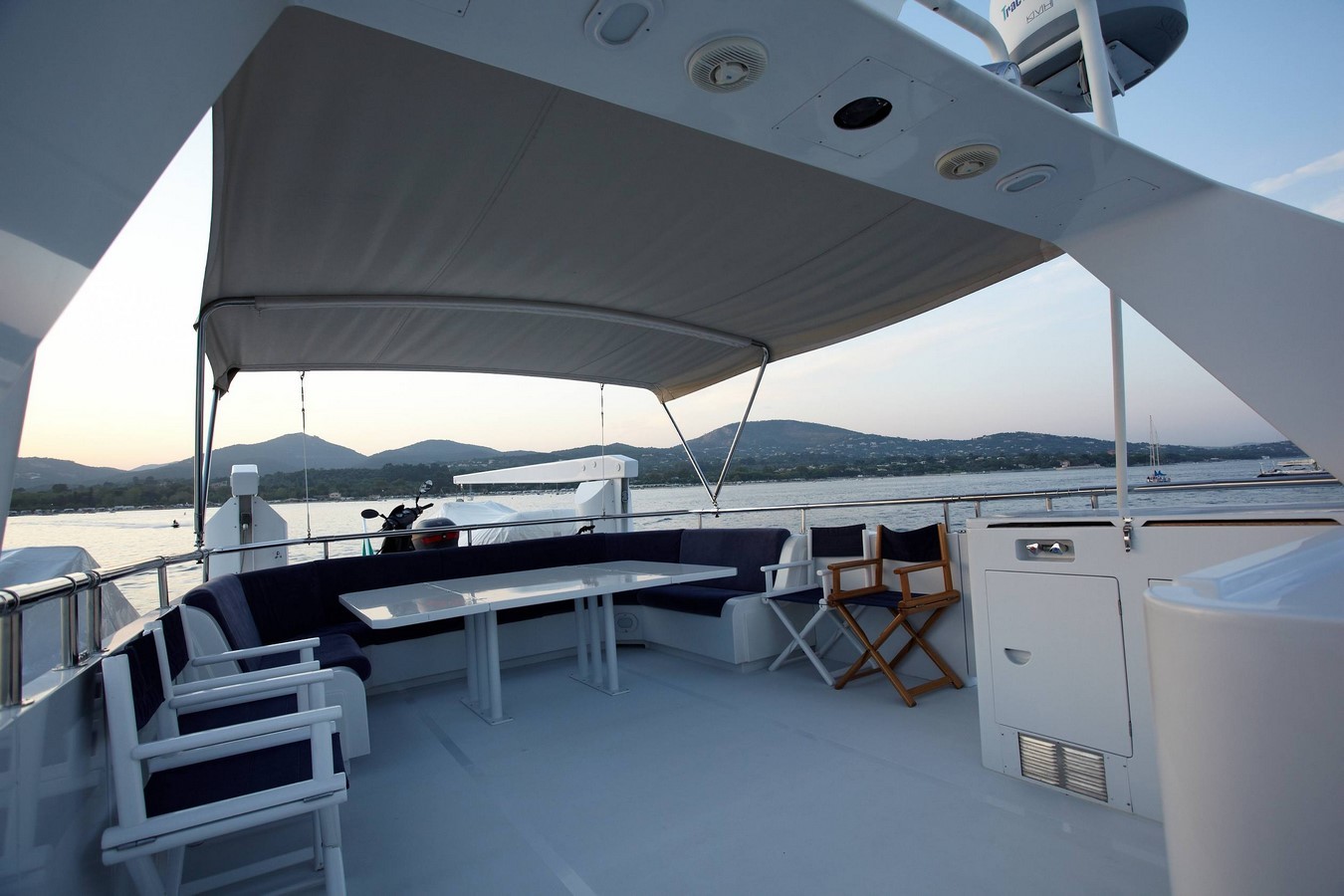 Alfresco dining on sundeck.jpg