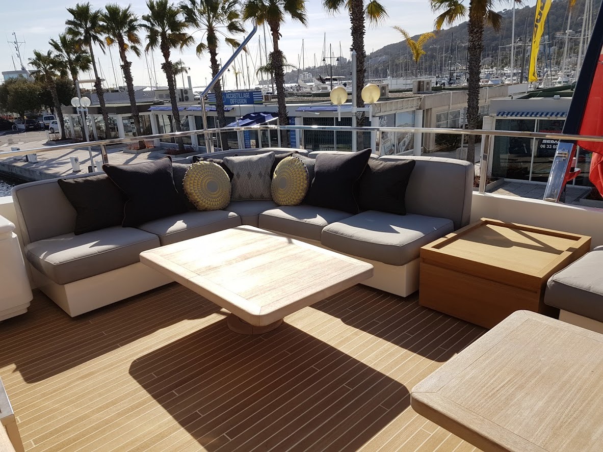 Cocktail area upper deck.jpg