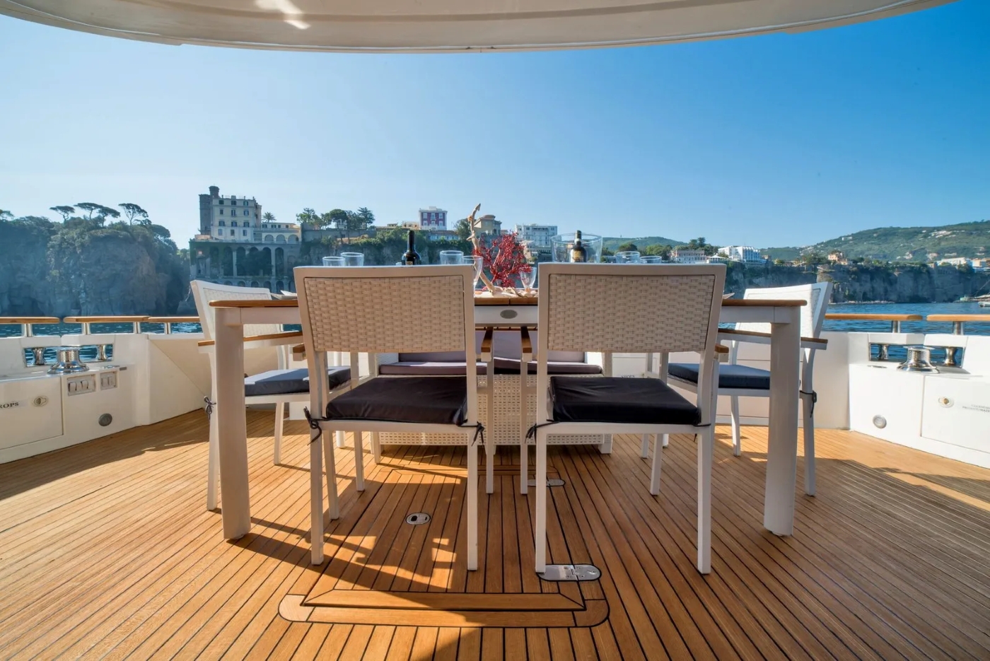 Exterior Dining Area 03.jpg