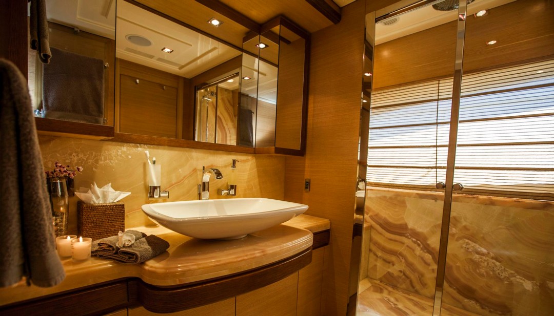FERRETTI - 97 CUSTOM LINE 12.jpg