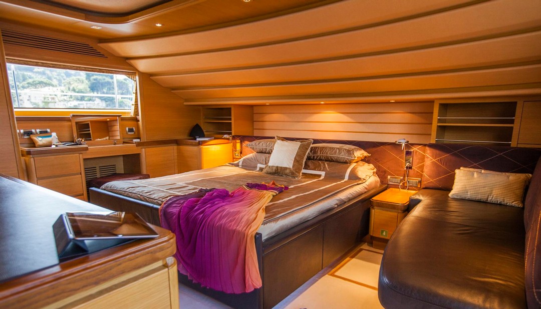 FERRETTI - 97 CUSTOM LINE 3.jpg