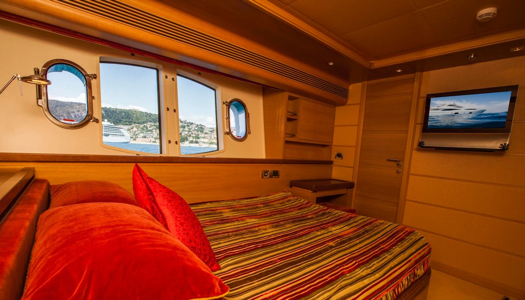 FERRETTI - 97 CUSTOM LINE 6.jpg