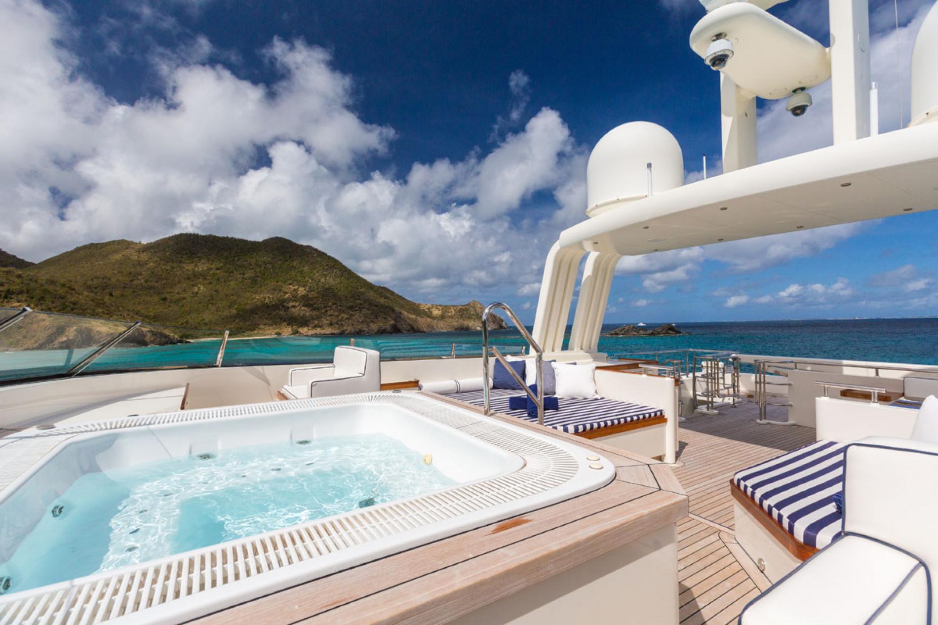 Fabulous sun deck jacuzzi.jpg