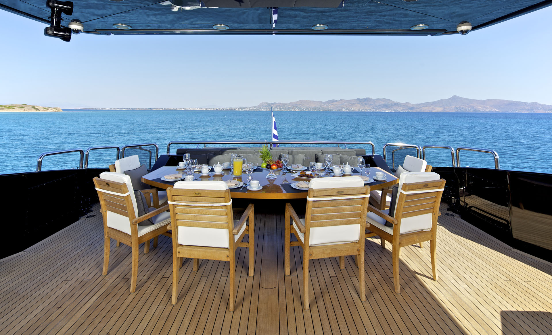 Fantastic al fresco dining possibility on the aft deck.jpg