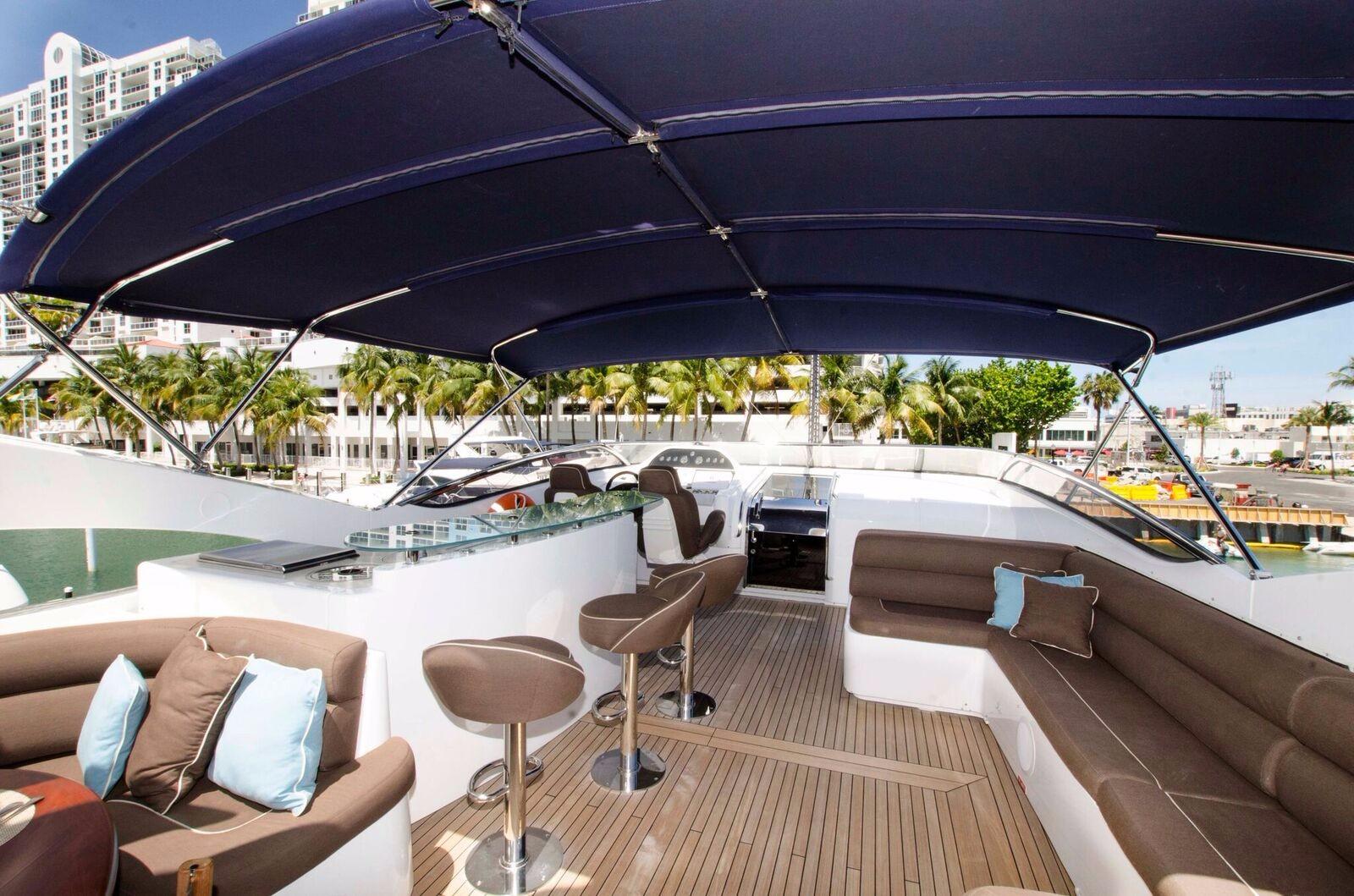 Flybridge lounge.jpg