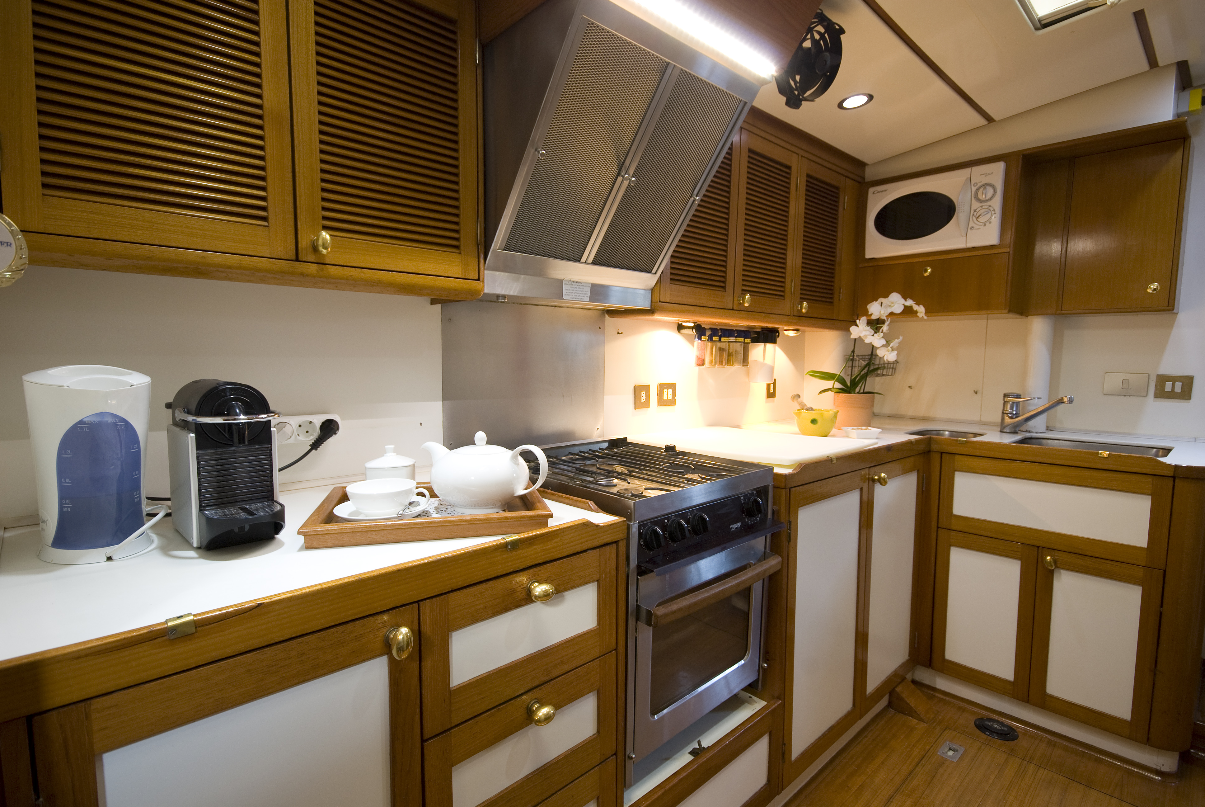 Kitchen 00002.jpg