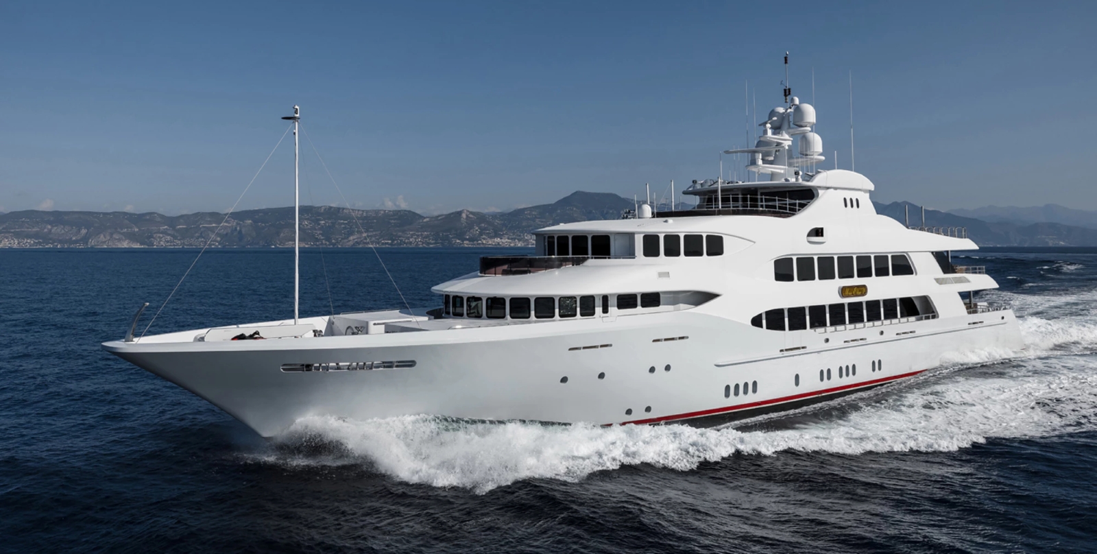 Luxury Yacht IRON BLONDE 01.jpg