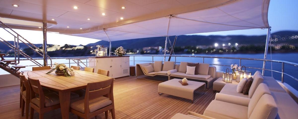 On-deck-dining.jpg