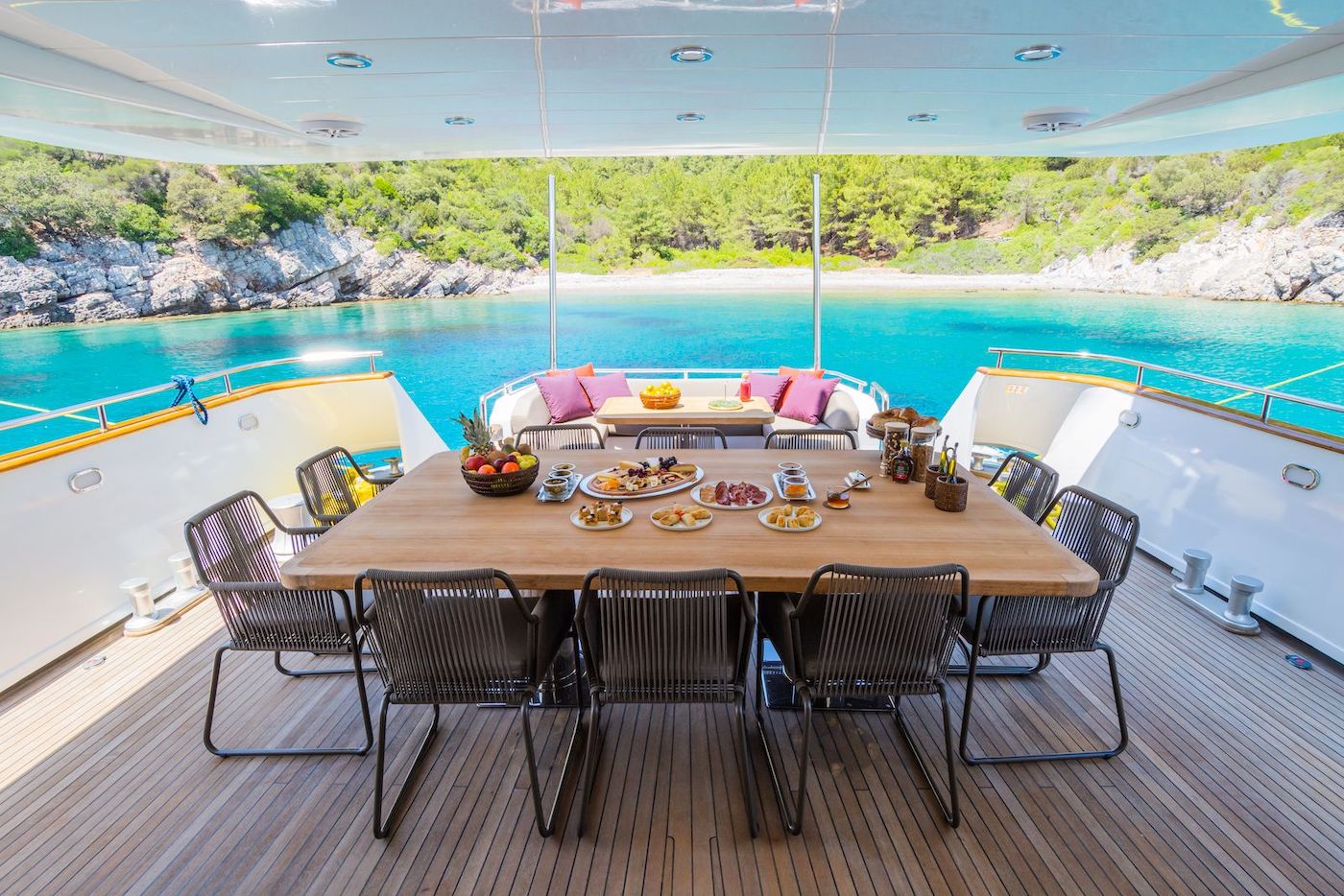 aft deck dining .jpg