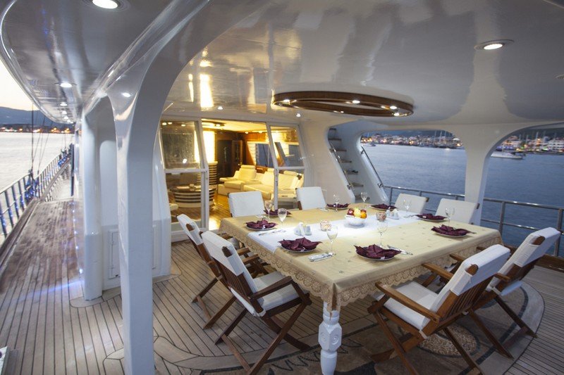 alfresco dining space.jpg